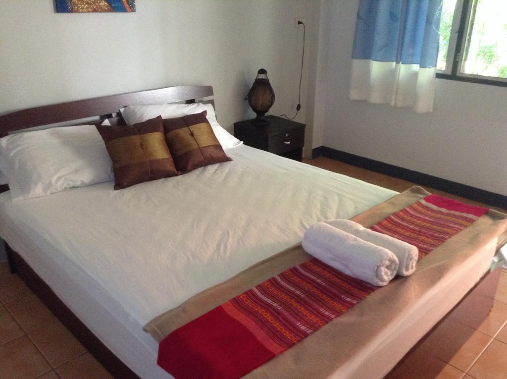 Hi Guesthouse Airport Чиангмай Стая снимка